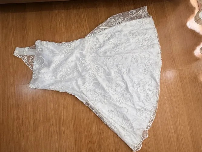 VESTIDO DE NOIVA BRANCO EM RENDA FLORAL CURTO