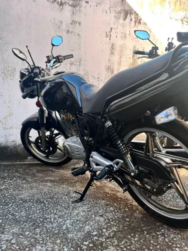 YES125 IMPECÁVEL, LINDA, ESTA BEM CUIDADA, DOC E MECÂNICA OK, E JA VAI COM BAÚ NOVINHO.
