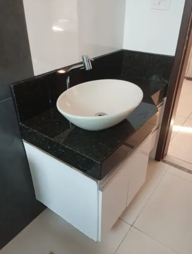 objetos de reforma, vaso, portas, janelas, bancada de cozinha etc