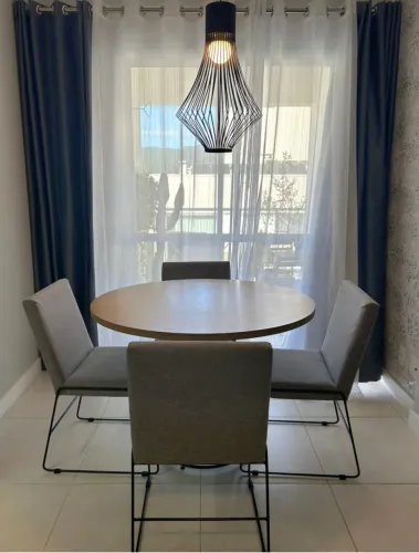 Vendo mesa com 4 cadeiras 