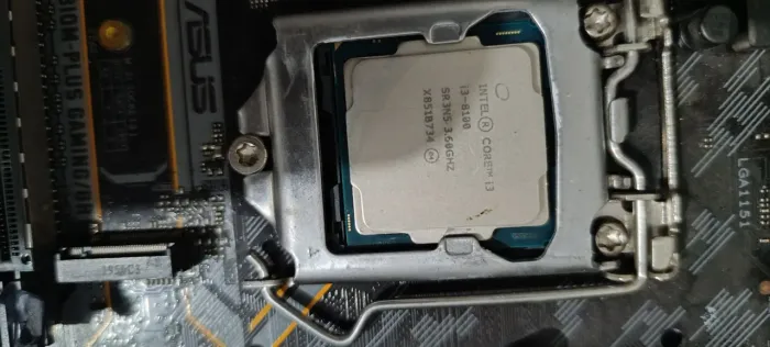 Processador core i3 8 geração funcionando perfeitamente.