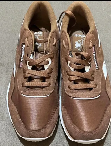 Reebok Classic Nylon na coloração marrom (Campus Brown / Chalk).