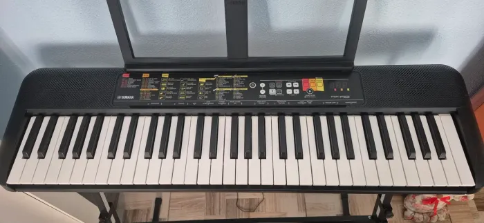 Teclado Yamaha PSR- f 52, seminovo em perfeito estado,ótimo para iniciantes/igreja