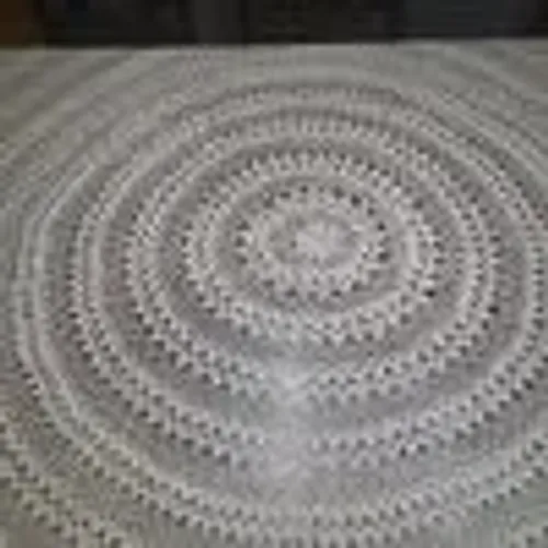 toalha de mesa redonda crochê feito a mão.