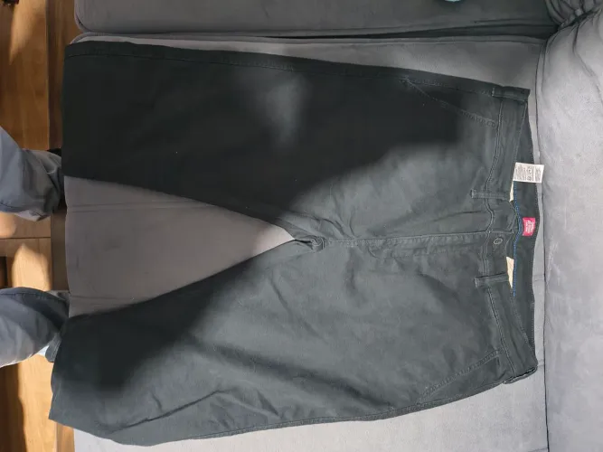 Vendo calça Levi's, modelo chino