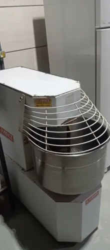 Masseira/forno/ batedeira modeladora /formas / armários /mesas de inox 