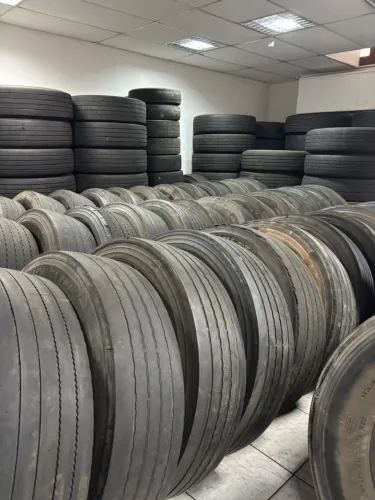 Vendo pneus de caminhão 295