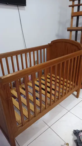 Vendo berço de madeira da marca TULIPA BABY em excelente estado de conservação.