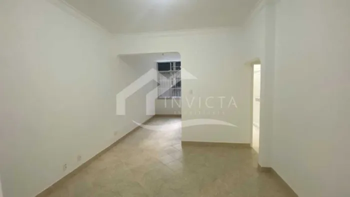 MARAVILHOSO QUARTO E SALA AMPLO NA QUADRA DA PRAIA DO LEME