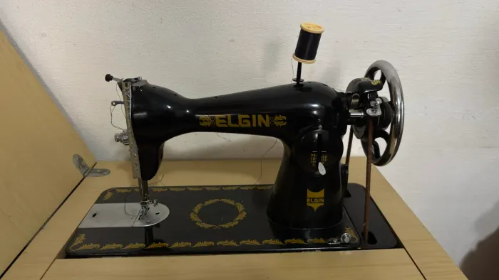 Máquina de costura Elgin