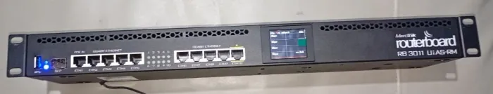 Routerboard Mikrotik Rb 3011uias-rm L5 10 portas Gigabit + porta SFP Fibra óptica
