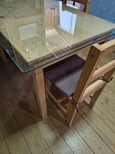 Mesa de madeira semi nova, com vidro 8mm 4 cadeiras