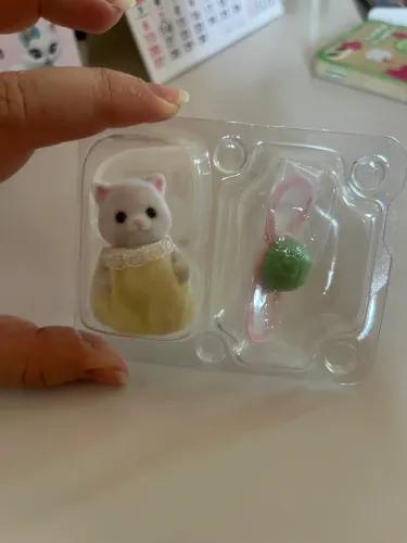 SYLVANIAN FAMILIES BEBÊ SURPRESA AMIGOS DA BEIRA-MAR- gatinha