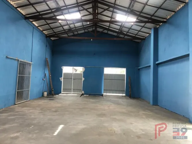 Excelente prédio com galpão próximo a Av, Kenedy, com 1.322 m2 disponível para v