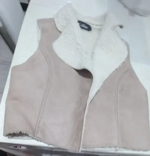Um colete feminino bege tamanho 42 usado