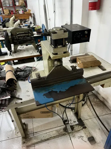 Máquina pneumática para vincar couros e outros materiais.