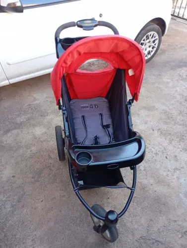 Vendo carrinho de bebê Kiddo race sport line 46. Com bebê conforto