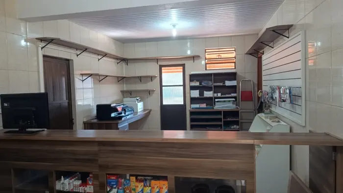 Vende-se móveis para montagem de uma loja, produtos de informática e artigos de papelaria.