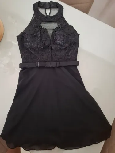 Vestido de festa com decote transparente