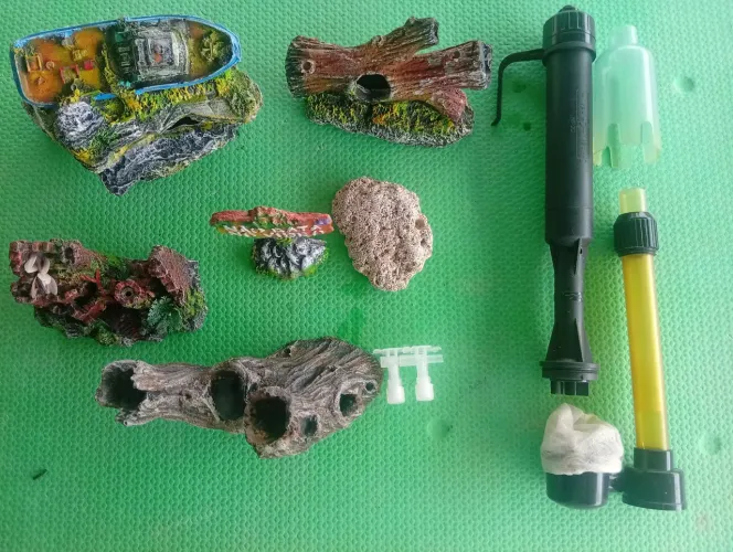 Enfeites para aquário e bomba de limpeza