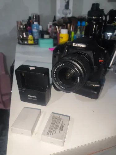Canon T3I com tela retrátil carregador e bateria lente EFS 18 55
