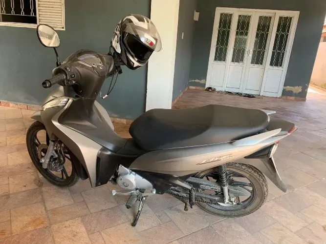 Moto praticamente zerada novinha