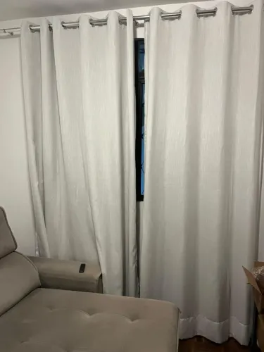 Cortina linho com blackout 100%, tamanho 4,0m x2,6m, acompanha varão cromado 2,52m