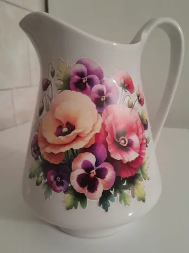 Jarra decorativa em louça