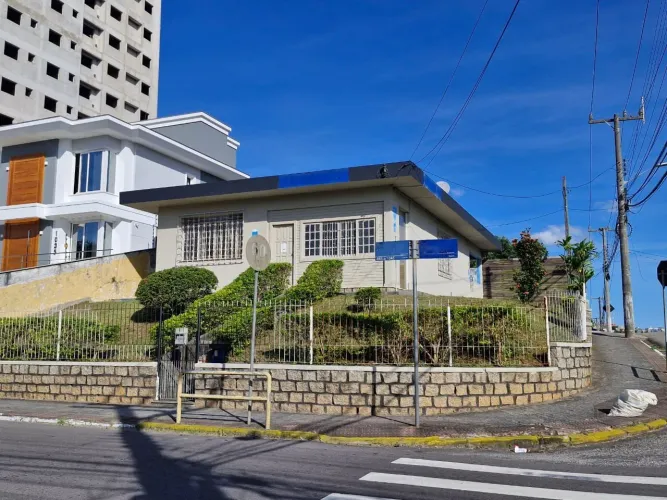 Casa de 3 dormitórios à venda no Estreito