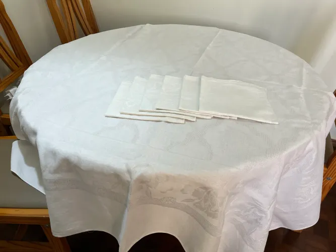 Toalha de mesa quadrada em linho adamascado