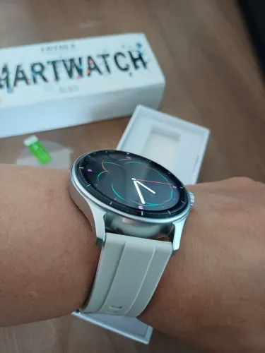 Smartwat redondo faz e recebe ligação 