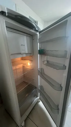 Geladeira em bom estado de conservação