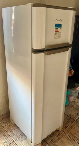 Geladeira (precisa de conserto).