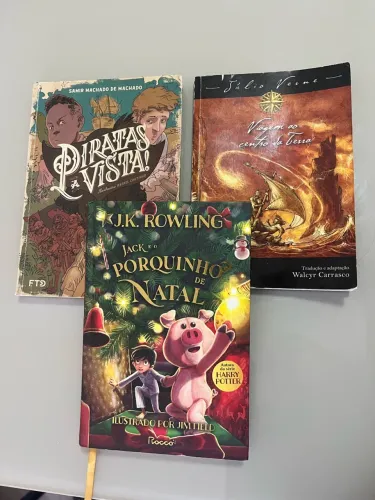 3 livros infantis/ adolescente O ? do Natal, Viagem ao centro da terra, Piratas a vista