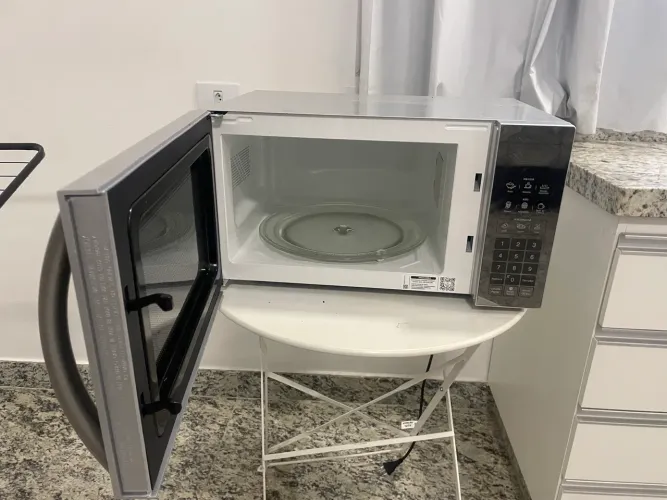 Micro-ondas Mondial 1400W espelhado