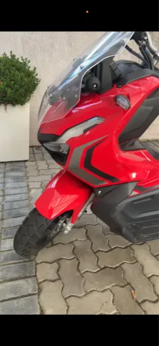 Moto scooter Honda ADV 150 vermelha 