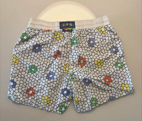 colaboração Madhappy x Vilebrequin com um padrão colorido de flores sobre um fundo branco