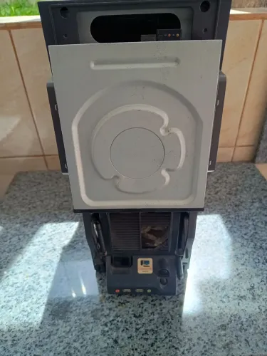 Vendo um gabinete Leadership gamer. Leia o anúncio.