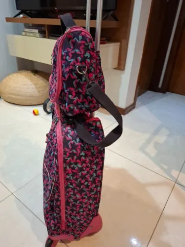 Título: Mochila de rodinhas Kipling original + lancheira combinando (estrelas rosa)