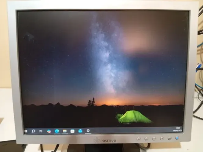 Monitor Positivo 15? com cabos - funcionando
