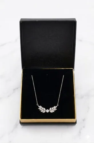 Colar em Prata 925 c detalhe em zircônia.