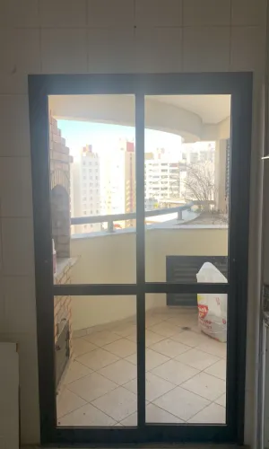 Porta balcão em alumínio bronze 