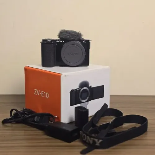 CÂMERA SONY ZV-E10 (CORPO) NA CAIXA COM ACESSÓRIOS ORIGINAIS (até 12x)