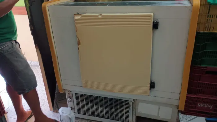 Vendo Balcão Expositor Refrigerado - 1,20m aprox.*<br>> Motivo da venda: comprei um maior.