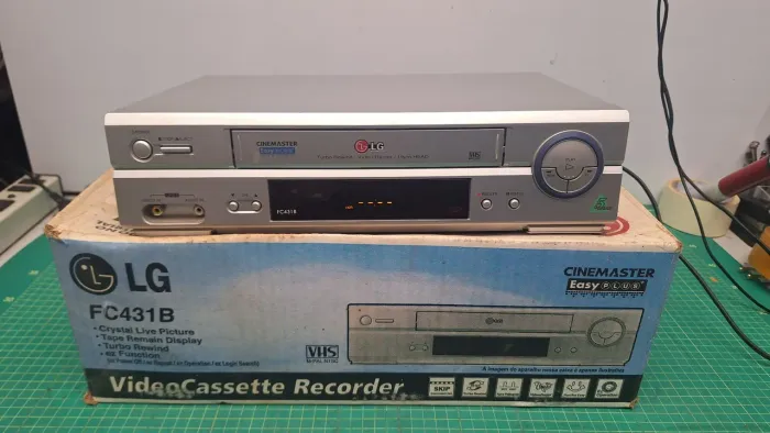 Vídeo cassete LG na caixa modelo FC 431b*leia*