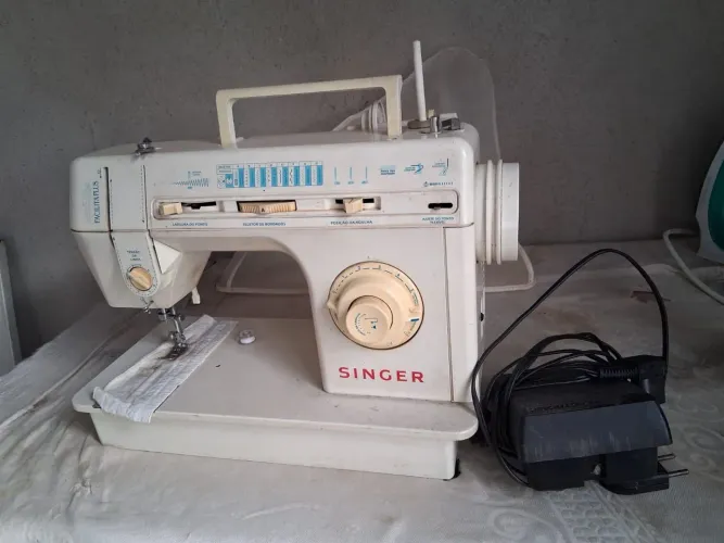 Máquina de costurar, marca Singer facilita plus