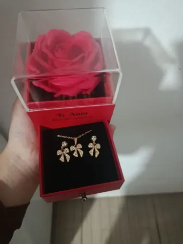 Caixinha porta-joia com rosa imbutida