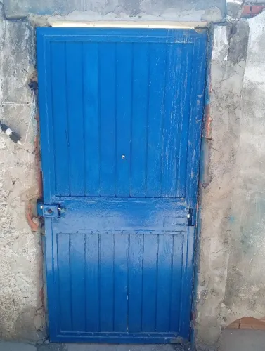 Vendo 2 portão de madeira maciça com as bordas reforçadas