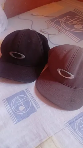 Boné okley original por 130 leva os 2 cinza e o preto 