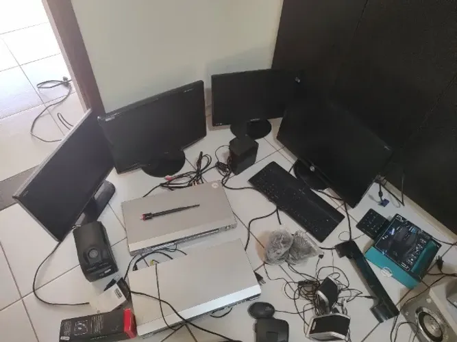 4 Monitores, 4 Computadores, Diversos Equipamentos Eletrônicos etc.